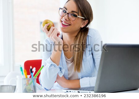 Foto d'archivio: Businesswoman Eating Apple
