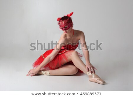 Foto stock: Ama · arrodillada · en · vestido · rojo