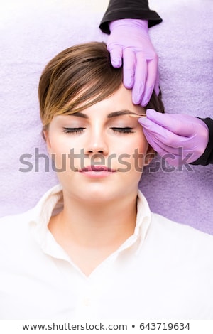 Foto stock: Youtg Beautiful Woman Eyebrow Plucking Tweezers Eyes Hair