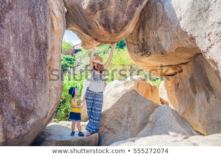 Foto stock: Mother And Son Travelers At The Hon Chong Cape Garden Stone Popular Tourist Destinations At Nha Tr