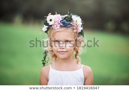 Foto d'archivio: Happy Smiling Girl With Flower Wreath