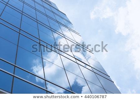 Foto stock: Dificios · de · rascacielos · de · fachada · de · cristal · de · espejo · azul