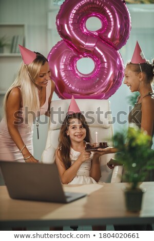 Foto d'archivio: A Little Girl And Her Friends At A Birthday Party