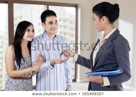 Foto stock: Hispanic Female Real Estate Agent Handing Over New House Keys To