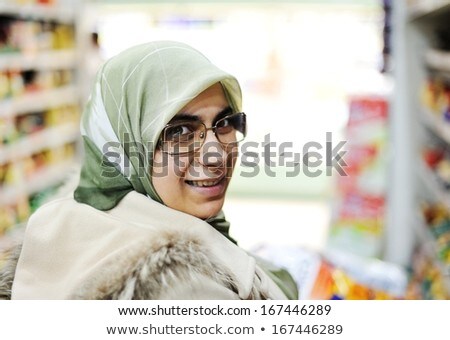 Egy közel-keleti nő egy bevásárlóközpontban Stock fotó © Zurijeta