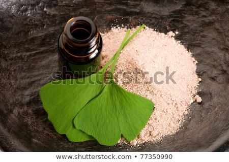 Foto stock: Ginkgo Biloba Leaf And Bath Salt