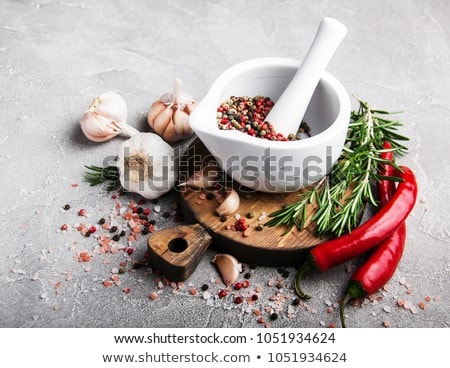 Foto stock: Lmofariz · e · pilão · com · ervas · e · especiarias