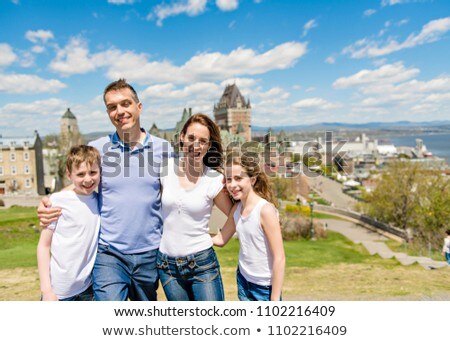 Foto stock: Family In Summer Season In Front Of Chateau Frontenac Quebec