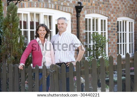 ストックフォト: 場の建物の前に立っている農夫と妻