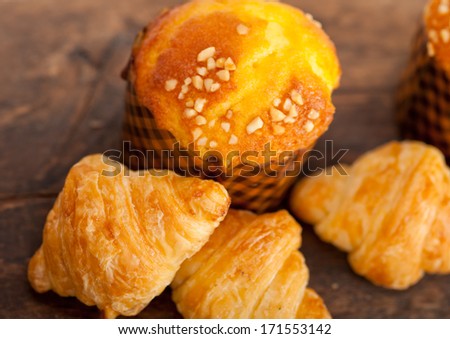 Fresh Baked Muffin And Croissant Mignon Foto stock © keko64
