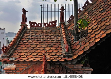 Foto stock: Arede · de · tijolos · antigos · com · entalhes · de · dragão