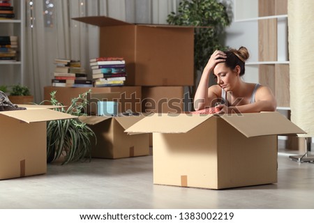 Foto stock: A Sad Woman With Box At Home