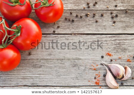 Rosy Pomidory Czosnek Na Drewnie Zdjęcia stock © Julenochek