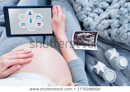 Foto stock: Arriga · embarazada · con · imagen · de · ultrasonido