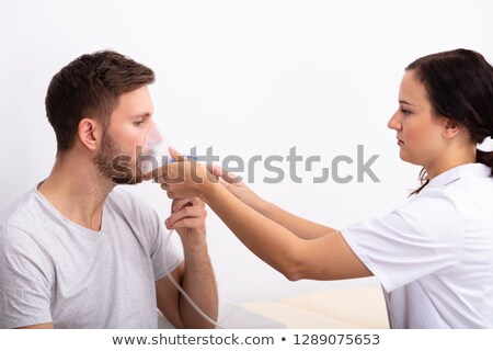 Foto stock: Holding Oxygen Mask