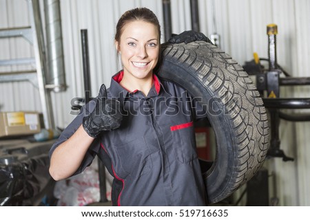 Mechanic Woman Working On Car In His Shop Foto d'archivio © Lopolo