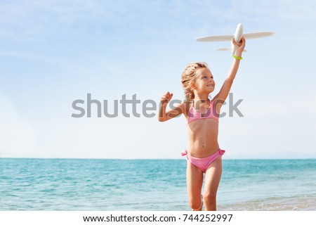 ストックフォト: Girl In Swimsuit On The Beach