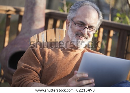 Leitura do Boomer no computador tablet Foto stock © EdBockStock