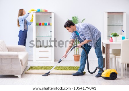 Couple Cleaning House Imagine de stoc © Elnur