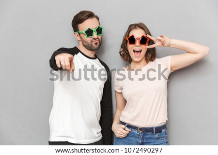 Zdjęcia stock: Amazing Couple Friends Make Peace Gesture Wearing Sunglasses