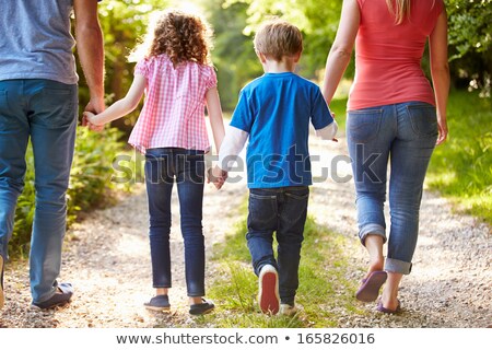 Foto stock: Adre · y · madre, · caminar, · tenencia, · hijo, · en · las · manos