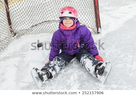 Foto d'archivio: Little Boy And Girl Skating In The Park