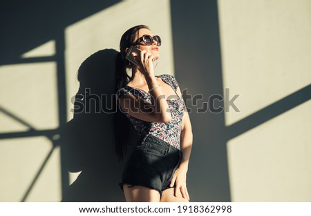 [[stock_photo]]: Ille · sexy · avec · téléphone · portable