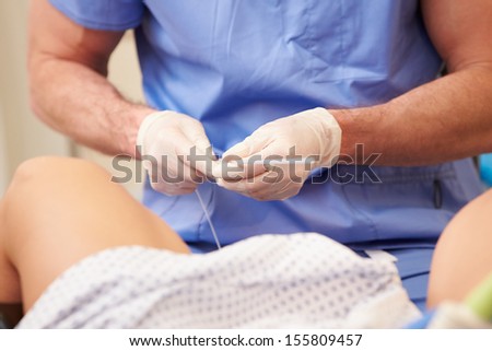 Foto stock: Woman Having Eggs Removed As Part Of Ivf Treatment