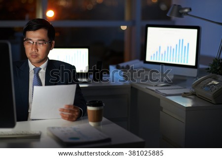 Foto d'archivio: Financial Manager Working Overtime
