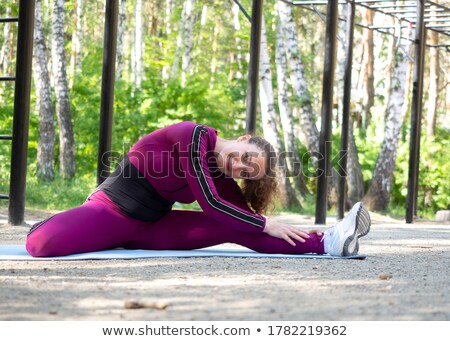 Foto d'archivio: Fit And Healthy Woman Does Hamstring Stretch