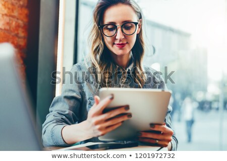 Foto stock: Ovem · empresária · sentada · à · mesa · de · café