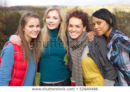 Foto stock: Rupo · de · quatro · amigas · adolescentes · em · paisagem · de · outono