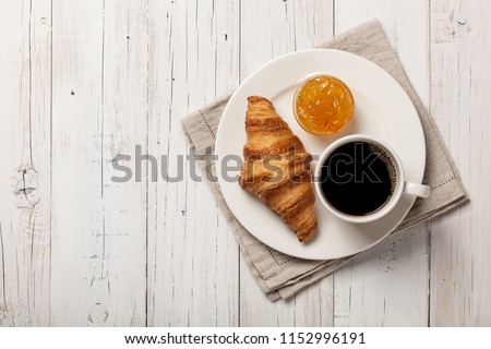 商業照片: 啡羊角麵包和果醬