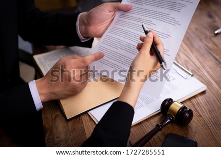 ストックフォト: Women Lawyer Discussing With Clients In Courtroom Justice And L