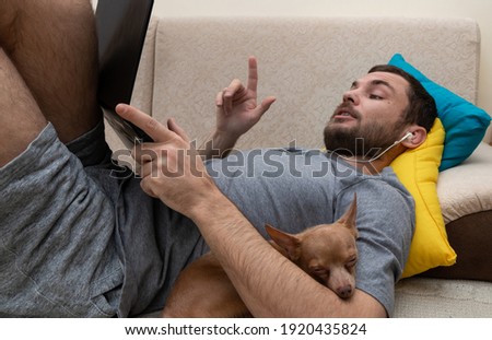 [[stock_photo]]: éhé, · couché · et · travaillant · avec · un · ordinateur · portable