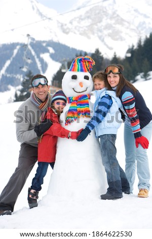 Foto d'archivio: Four Kids Standing In Snow Field