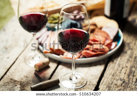Foto stock: Red Wine And Snacks