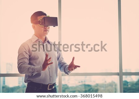 Foto stock: Businessman With Virtual Reality Headset At Office