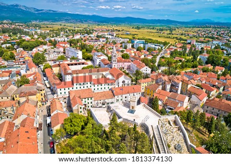 Town Of Sinj In Dalmatia Hinterland View Historic Fortress And Foto stock © xbrchx