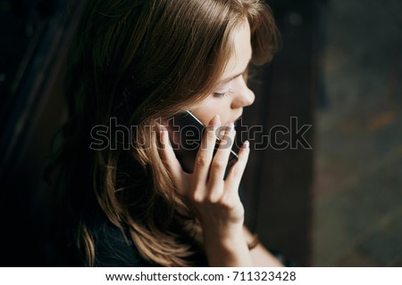 Foto stock: Talking On The Phone The Girl In The Park