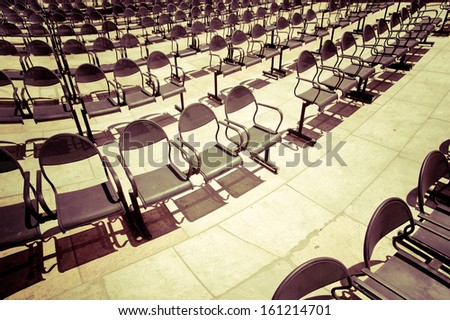 Foto stock: Rows Of Chairs At Outdoors Concert Hall With Ancient Columns