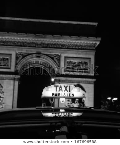 Foto stock: Paris Taxi By The Arc De Triumph