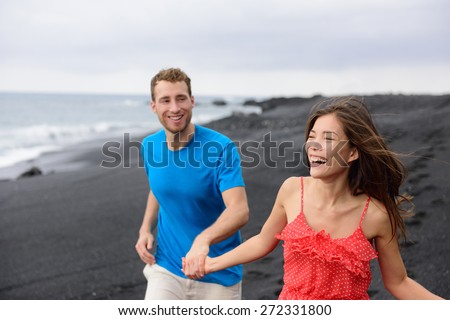 Couple Walking On Hawaii Secluded Black Sand Volcanic Beach On The Big Island Of Hawaii Hawaiian De Stockfoto © Maridav