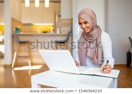 Zdjęcia stock: Liskiego · Wschodu · Kobieta · Siedzi · Przed · Komputerem · W · Domu