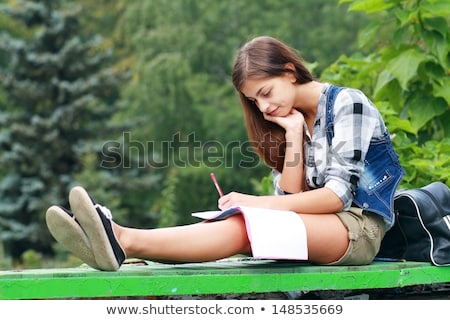 Foto stock: Teenage Girl Studing For School