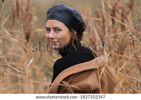 Foto d'archivio: Young Woman Standing Outside At Sunny Autumn Day