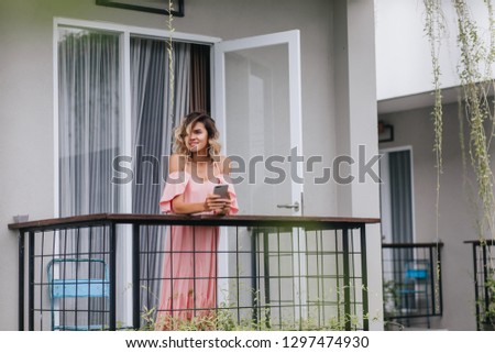 Foto d'archivio: Charming Lady On Balcony