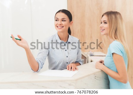 Foto stock: Smiling Receptionist And Client In Spa Salon
