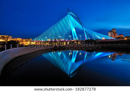 Foto stock: Highlighted Bridge At Night And Reflected In The Water