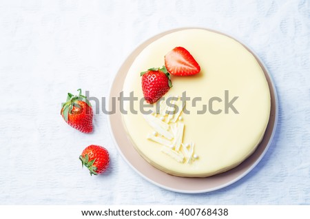 Foto stock: Strawberry And White Chocolate Cakes